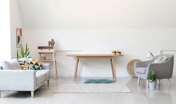 Modern Oturma Odasındaki Işıklı Duvarın Yanındaki Ahşap Masalar — Stok fotoğraf