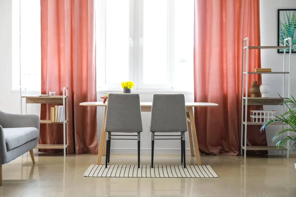 Interno Della Sala Pranzo Con Tavolo Scaffale Tende Rosse — Foto Stock