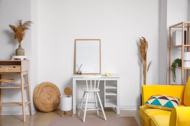 Modern işyeri, boş çerçeve ve kuru sazlıklar ile aydınlık oturma odasının içi