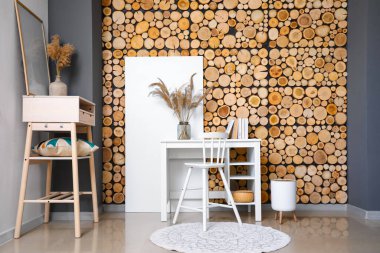 İş yeri ve vazolarda kuru sazlıklar olan modern bir oda.