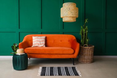 Kırmızı kanepe ve yeşil pouf ile oturma odasının içinde.