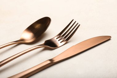 Işık masası arka planında şık çatal bıçak takımı