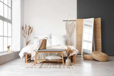 Hafif yatak odasının içi, yumuşak bank ve vazolarda kuru sazlıklar.