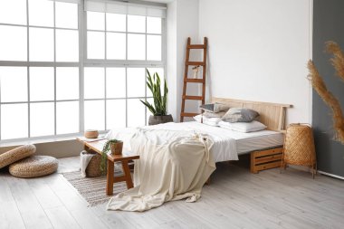 Odanın içinde ahşap bank ve merdiven var.