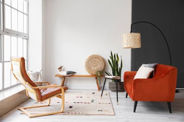 Aydınlık oturma odasının içinde puf, yastık ve ahşap elli modern bank