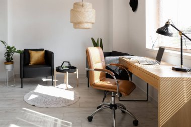 Çalışma yeri ve siyah koltukları olan modern ofis.