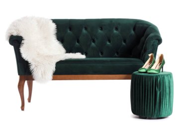 Koyu yeşil kanepe, kabarık halı, puf ve topuklu beyaz arka plan