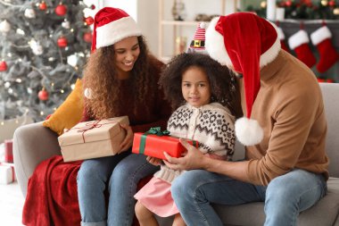 Mutlu aile ile Noel hediyeleri evde