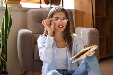 Güzel genç bir kadının evde görüntülü konuşması.