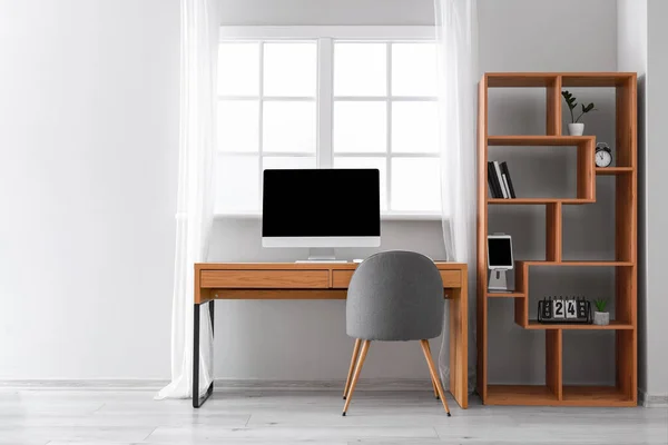 Table Bois Avec Ordinateur Étagère Près Fenêtre Dans Bureau — Photo