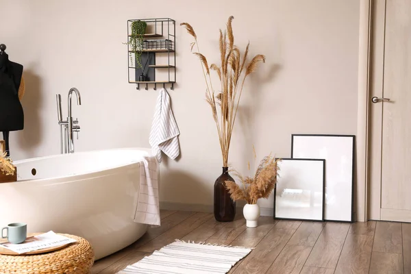 Interior Baño Ligero Con Cañas Secas Jarrones —  Fotos de Stock