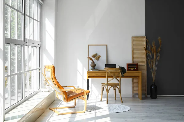 Interior Habitación Elegante Con Lugar Trabajo Sillón Cañas Secas Jarrones — Foto de Stock