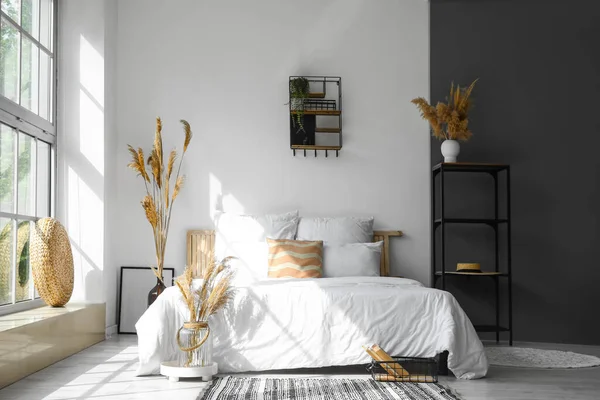 Interior Dormitorio Moderno Con Cañas Secas Jarrones —  Fotos de Stock