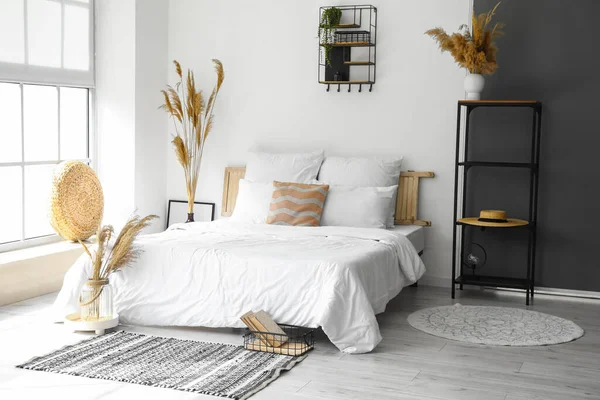 Interieur Van Een Moderne Slaapkamer Met Droog Riet Vazen Planken — Stockfoto