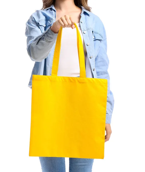 Joven Con Bolso Ecológico Amarillo Sobre Fondo Blanco — Foto de Stock