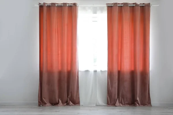 Cortinas Vermelhas Grande Janela Quarto Vazio — Fotografia de Stock