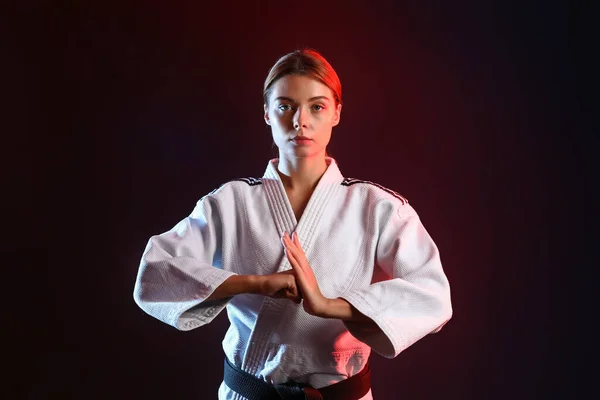 Jonge Vrouw Beoefenen Van Karate Donkere Achtergrond — Stockfoto