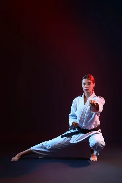 Mujer Joven Practicando Karate Sobre Fondo Oscuro —  Fotos de Stock