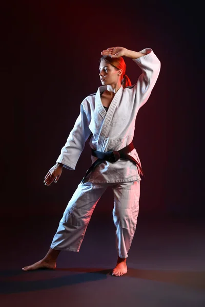 Mujer Joven Practicando Karate Sobre Fondo Oscuro — Foto de Stock