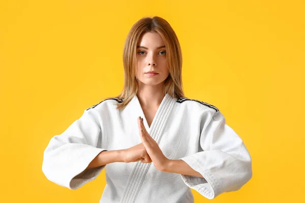 Młoda Kobieta Ćwiczy Karate Tle Koloru — Zdjęcie stockowe