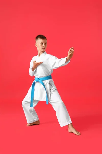 Kleine Jongen Oefenen Karate Kleur Achtergrond — Stockfoto