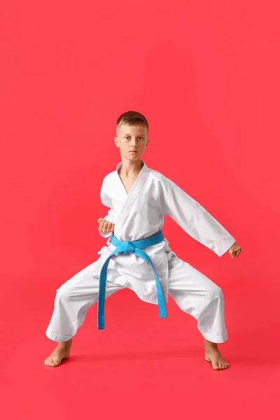 Mały Chłopiec Ćwiczy Karate Tle Koloru — Zdjęcie stockowe