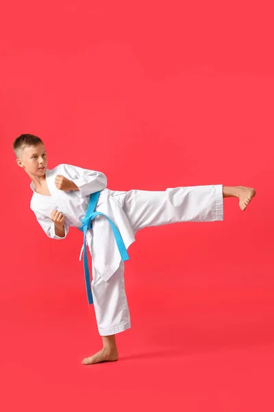 Niño Practicando Karate Sobre Fondo Color — Foto de Stock