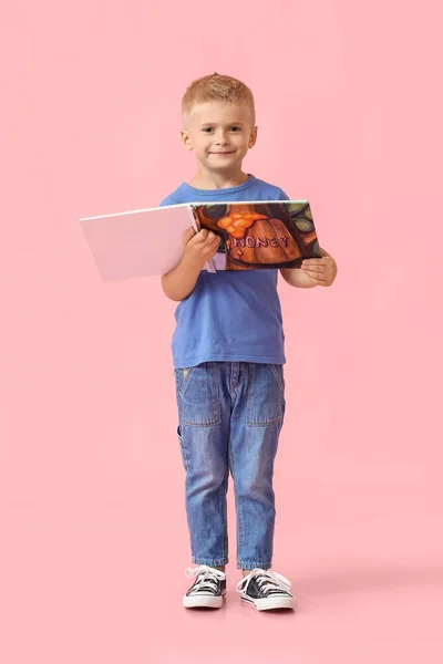 Bedårande Liten Pojke Med Bok Rosa Bakgrund — Stockfoto