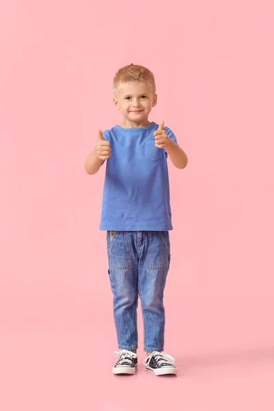 Uroczy Chłopczyk Niebieskiej Koszulce Kciukami Góry Różowym Tle — Zdjęcie stockowe