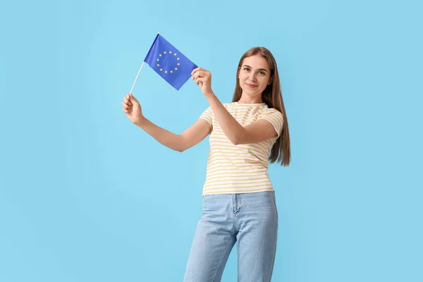 Mulher Bonita Com Bandeira União Europeia Fundo Azul — Fotografia de Stock