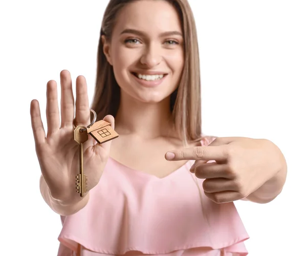 Lächelnde Junge Frau Zeigt Auf Schlüssel Aus Haus Auf Weißem — Stockfoto