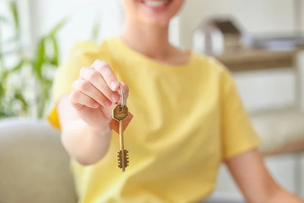 Mujer Joven Con Llave Nuevo Apartamento Primer Plano — Foto de Stock