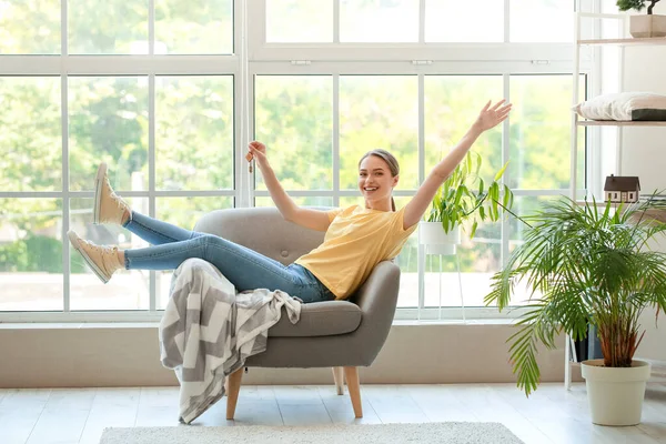 Happy Young Woman Key Sitting Her New Apartment — Stock Photo, Image
