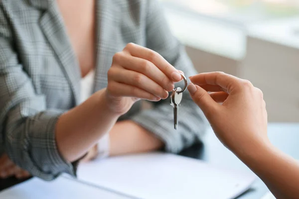 Agente Imobiliário Dando Chave Casa Para Cliente Escritório Close — Fotografia de Stock