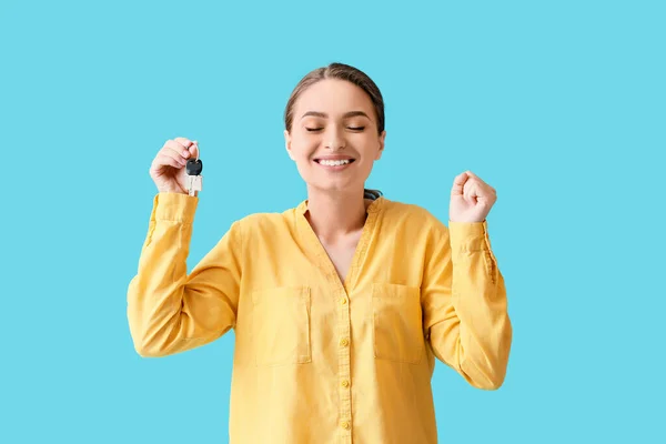 Glückliche Junge Frau Mit Hausschlüssel Auf Blauem Hintergrund — Stockfoto