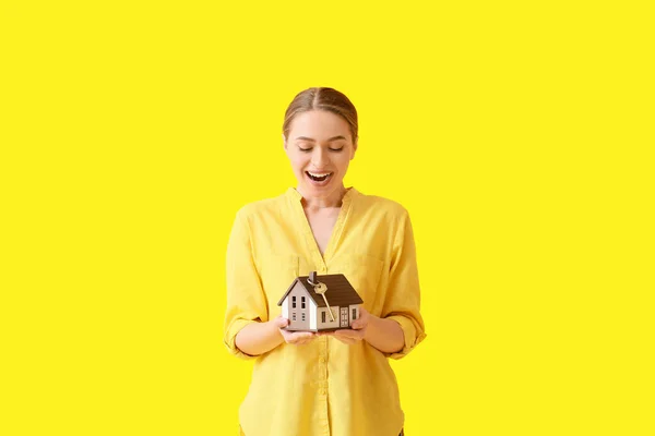 Boldog Fiatal Ház Modell Kulcs Sárga Háttér — Stock Fotó