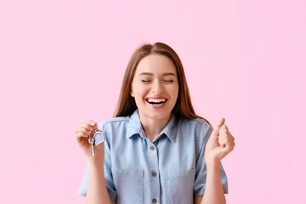 Ευτυχισμένη Νεαρή Γυναίκα Κλειδιά Από Σπίτι Ροζ Φόντο — Φωτογραφία Αρχείου