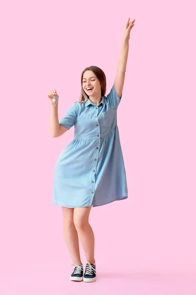 Щаслива Молода Жінка Ключами Від Будинку Рожевому Фоні — стокове фото