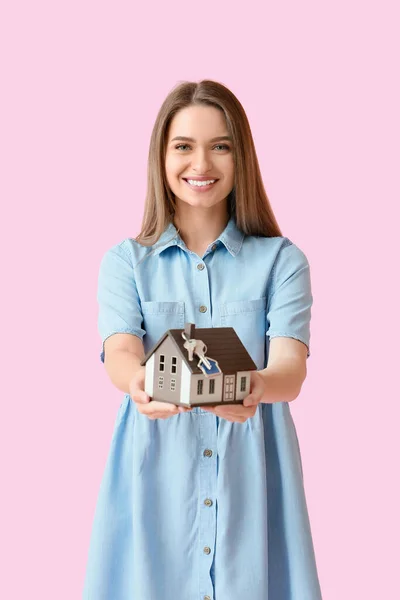 Mujer Joven Sonriente Con Modelo Casa Llaves Sobre Fondo Rosa — Foto de Stock