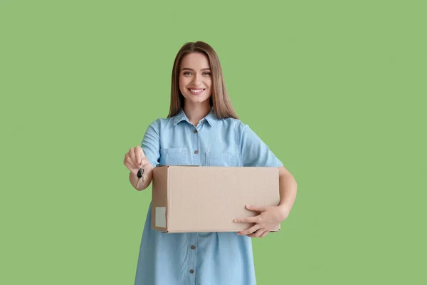 Χαμογελαστή Νεαρή Γυναίκα Κλειδί Από Σπίτι Και Κουτί Στο Πράσινο — Φωτογραφία Αρχείου
