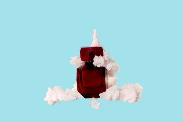 香水瓶でピンクの煙で青の背景 — ストック写真