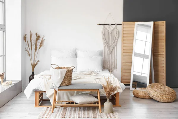 Interior Dormitorio Luminoso Con Banco Suave Cañas Secas Jarrones — Foto de Stock