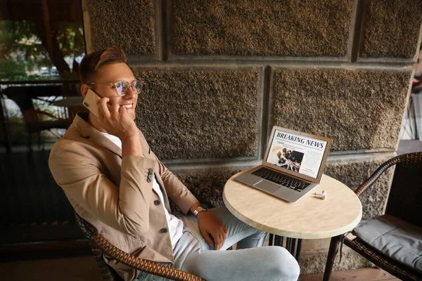 Beau Jeune Homme Parlant Par Téléphone Portable Table Dans Café — Photo