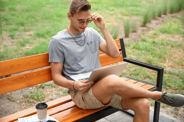 Handsome Young Man Sunglasses Using Laptop Bench Park — Stock Photo, Image