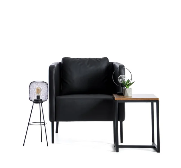 Schwarzer Sessel Mit Tisch Lampen Und Zimmerpflanze Auf Weißem Hintergrund — Stockfoto