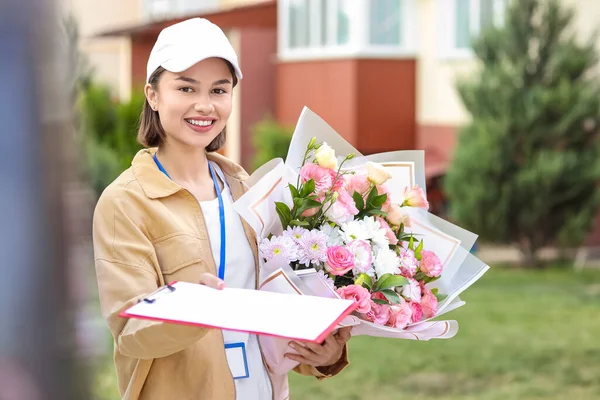 Correio Feminino Com Buquê Flores Livre — Fotografia de Stock