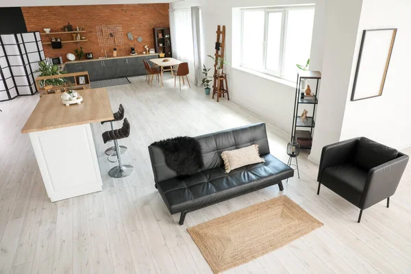 Studio Lägenhet Med Elegant Soffa Och Modernt Kök — Stockfoto