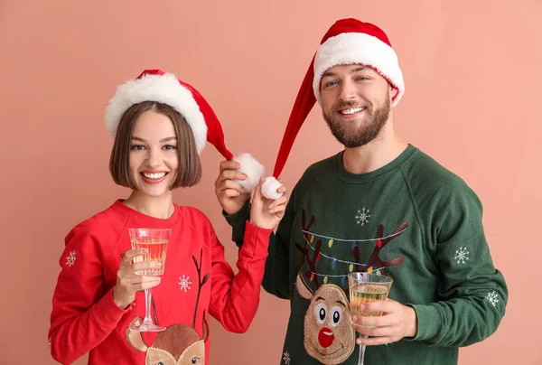 Молода Пара Стильному Різдвяному Одязі Келихах Шампанського Кольоровому Фоні — стокове фото