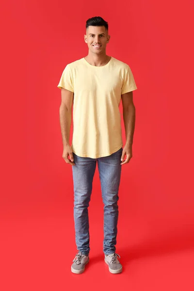 Przystojny Młody Mężczyzna Stylowej Koszulce Tle Koloru — Zdjęcie stockowe