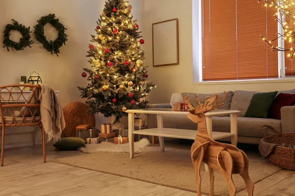 圣诞装饰的时髦客厅的内部 — 图库照片
